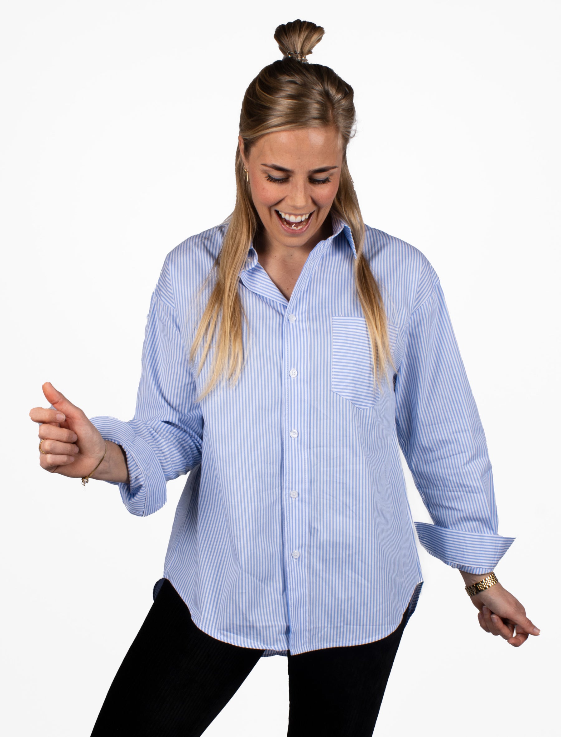Blauw-wit gestreepte blouse met borstzak en kraag. 