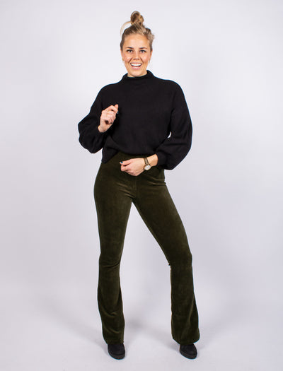 Olijfgroene flared ribbroek met elastieken band.
