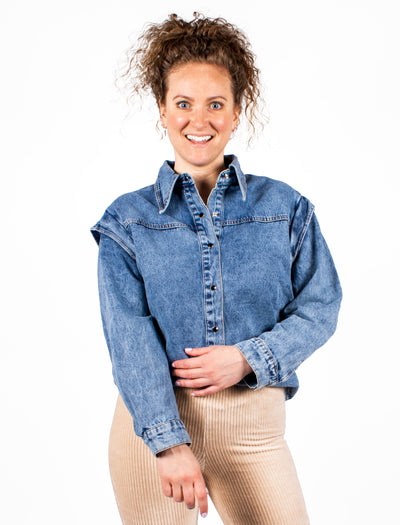 Losvallend jeans jack met schouderstukken en drukknopen.