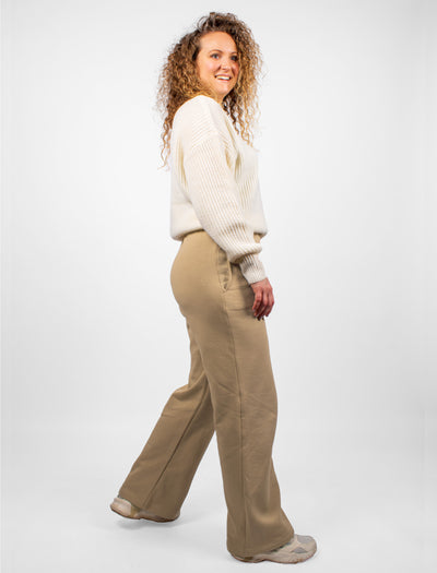 Beige sweatpants met rechte broekspijpen en steekzakken.